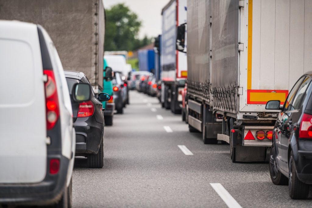 co warto wiedzieć o przepisach celnych w kontekście transportu towarów?